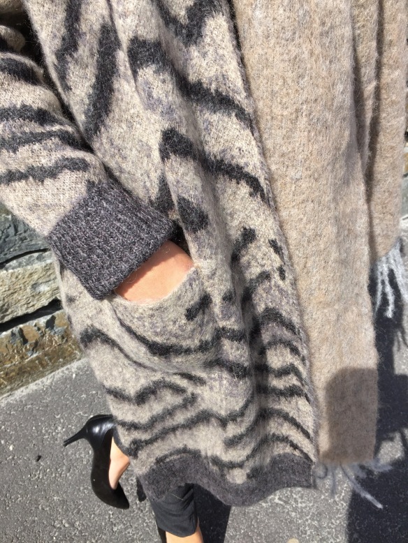 Cardigan og høyhalset genser fra By Malene Birger, skjerf fra Holzweiler, bukse fra Five Units, veske fra Decadent, solbriller fra Quay, ringer fra Tom Wood og pumps fra Front Society - samsarageilo.no